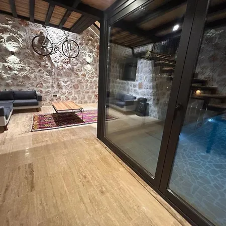 Laurus Villa *
