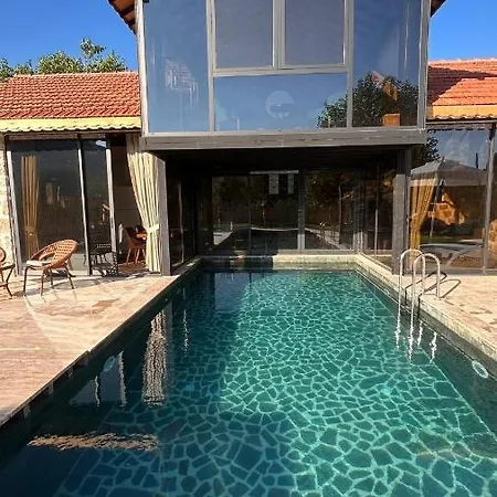 Laurus Villa *